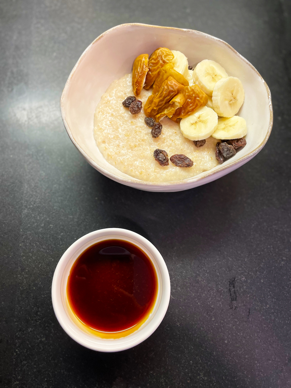 Oatmeal with golden dates